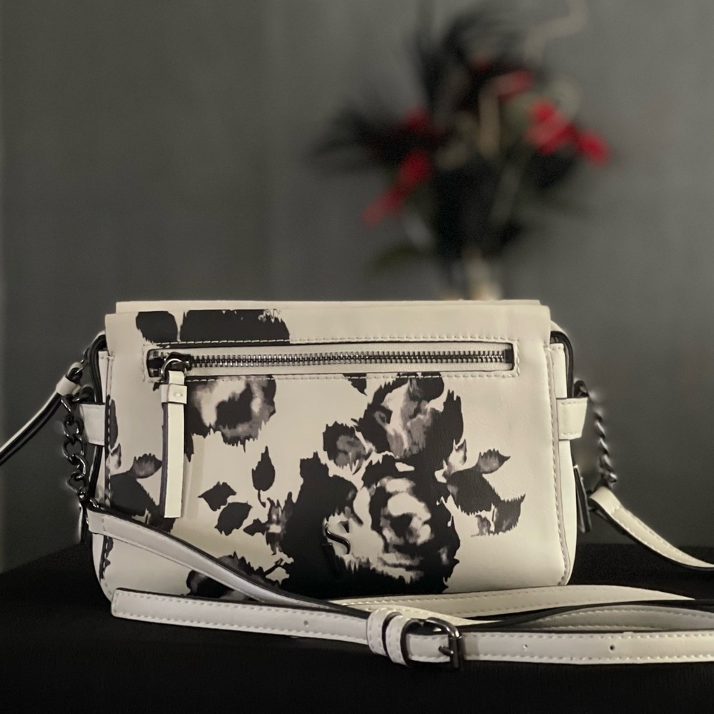 Simply Vera Wang Sintra Crossbody Bag Purse Black Gray Cream Silver Pockets EUC